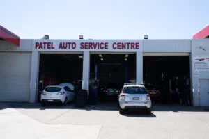 auto estacionado frente a taller mecanico