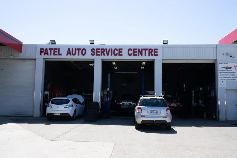 auto estacionado frente a taller mecanico