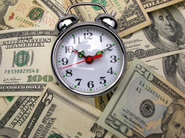 billetes de dolar junto a reloj mundial