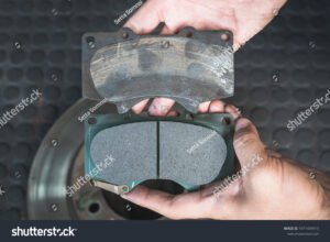 frenos de coche con pastillas nuevas y usadas