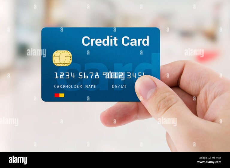 Tarjeta De Crédito O Débito: Cuál Conviene Usar En Argentina 12 manos con tarjeta de credito y debito