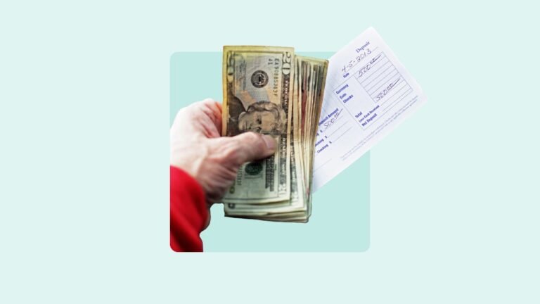 persona depositando dinero en banco moderno