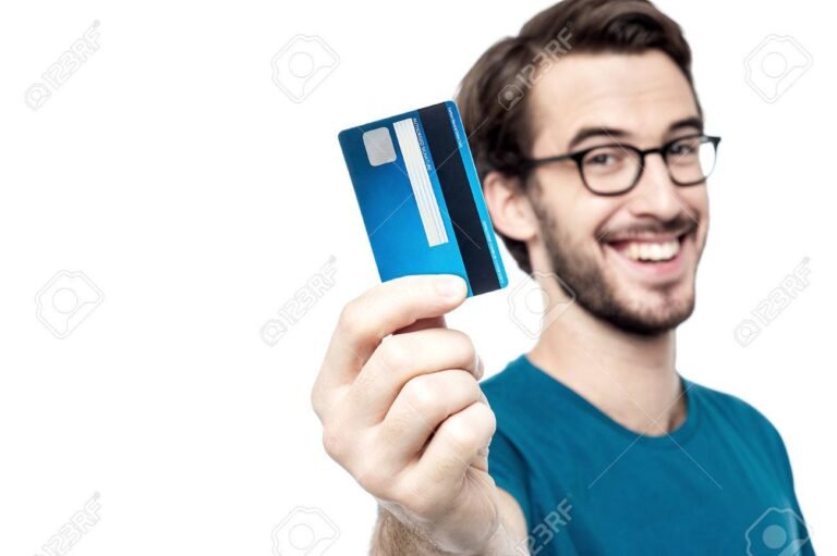 Cómo puedo obtener un crédito para pagar mis deudas rápidamente 13 persona feliz con una tarjeta de credito