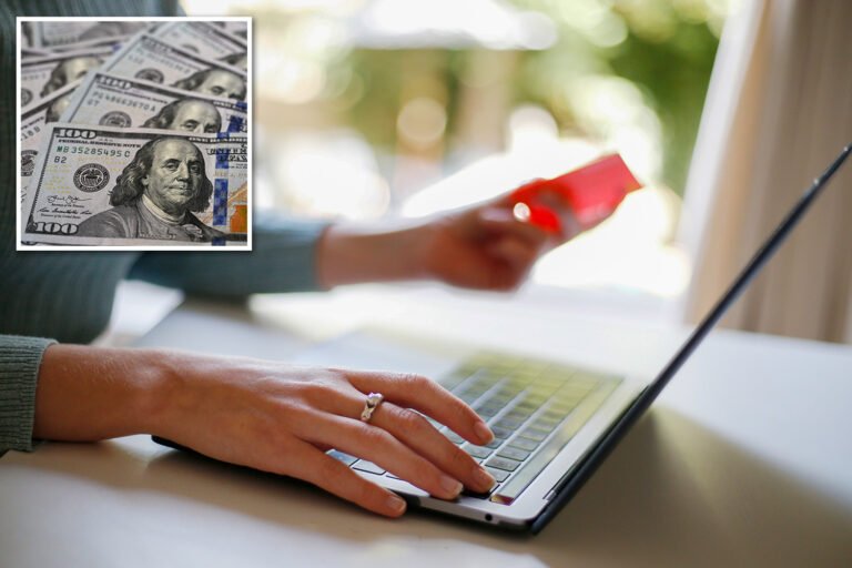 persona haciendo reclamo en computadora portatil