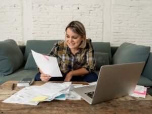 persona pagando factura con computadora portatil