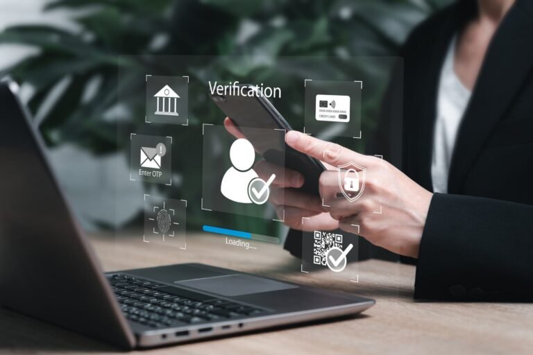 persona usando computadora para turno dni