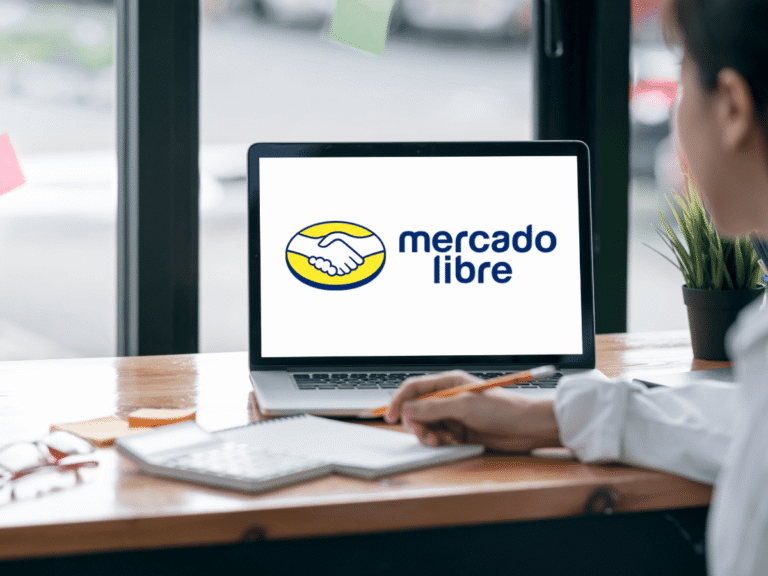 Cómo puedo convertirme en tienda oficial en Mercado Libre Argentina 9 persona usando laptop con logo mercado libre