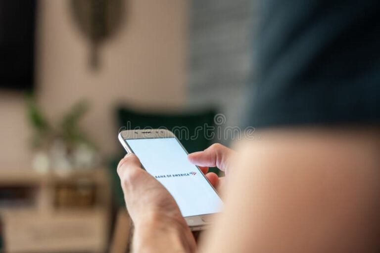 Cómo Puedo Ingresar Plata a Mercado Pago Desde Mi Cuenta Bancaria 8 persona usando smartphone con app financiera abierta 1