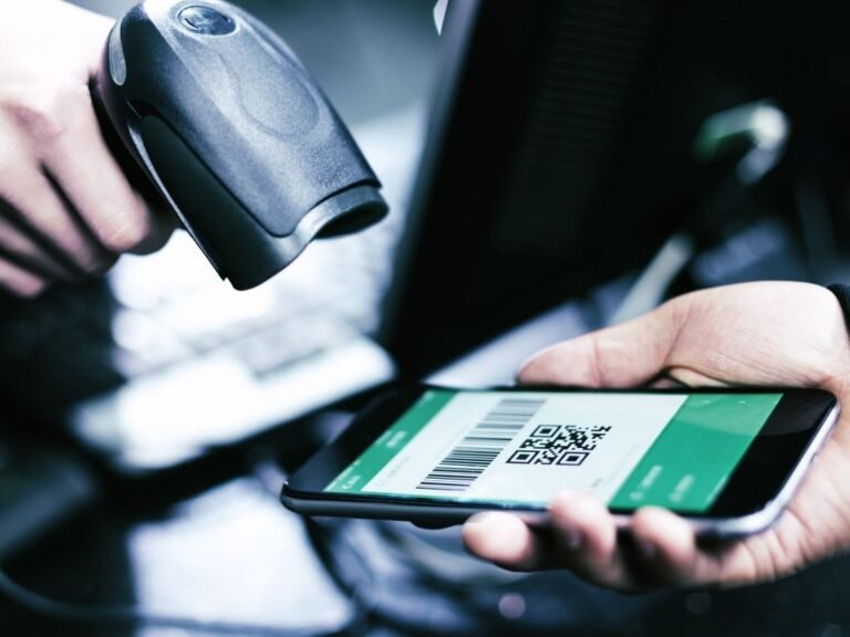 persona usando smartphone y codigo qr en rapipago