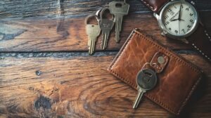 reloj y llaves de auto sobre mesa