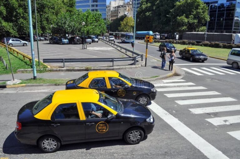 Cómo Hacer el Cambio de Uso de Taxi a Vehículo Particular en Argentina 3 taxi amarillo argentino en ciudad urbana