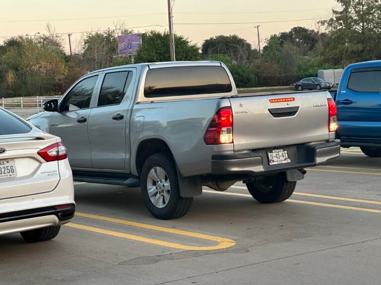 toyota hilux estacionada en concesionario san luis